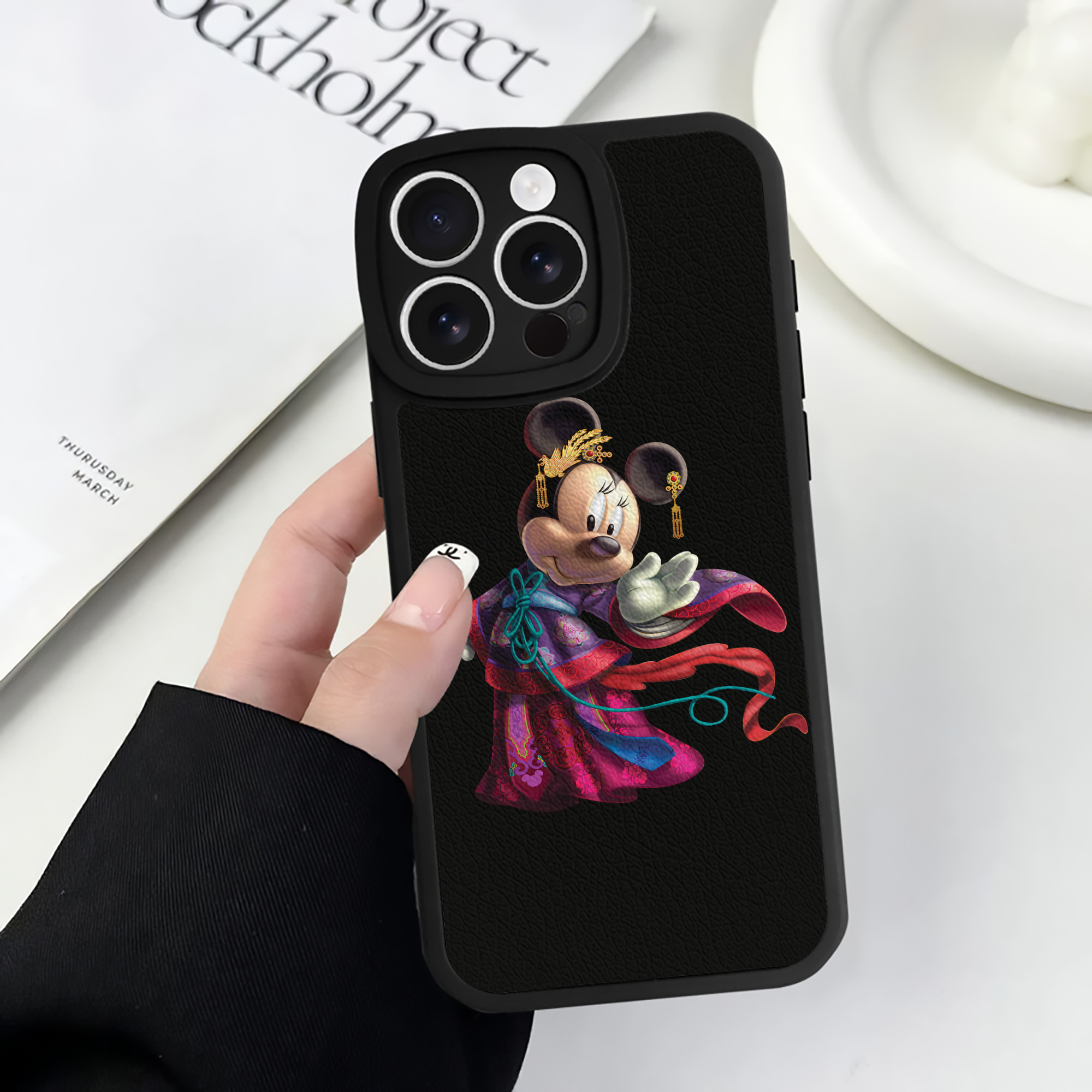 （画像用） ミッキーマウス Mickey Mouse 【iPhone 16シリーズ対応】シリコンスマホケース（レザー調） 材質：シリコン